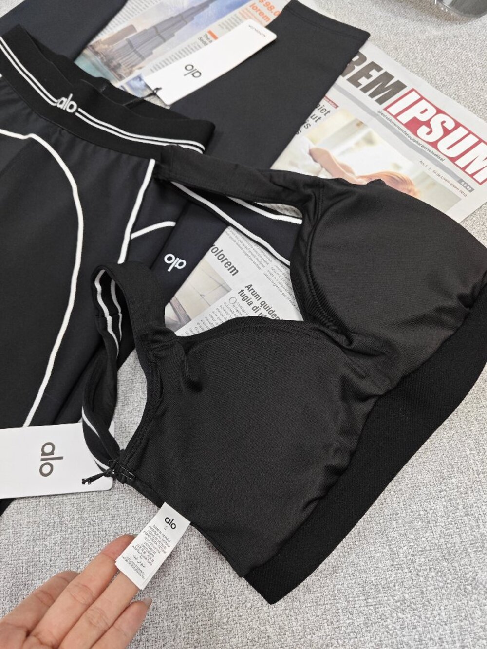 NWT ALO Yoga Heart Throb Set 🤗 Airbrush Bra + High-Waist Throb Legging S-M - Picture 6 of 9